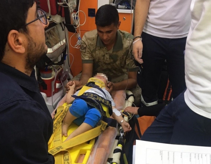 Pencereden Düşen Çocuk Helikopterle Hastaneye Ulaştırıldı