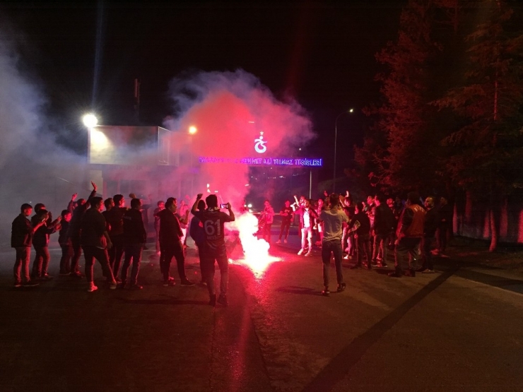 Bordo-mavili Taraftarlar Meşalelerle Takımlarını Stada Uğurladı
