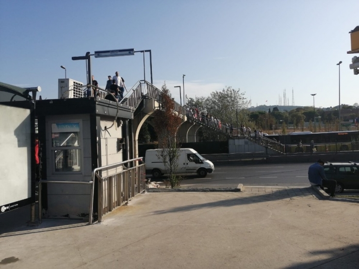 Altunizade Metrobüs Durağındaki Üstgeçit Paralı Oldu, Vatandaşlar Şaşkına Döndü