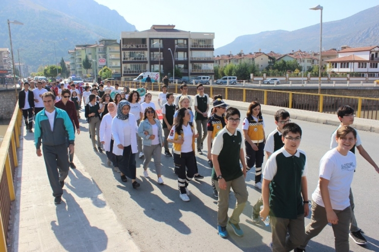 Obeziye Karşı Yürüdüler, İp Çektiler Çuval Yarışı Yaptılar