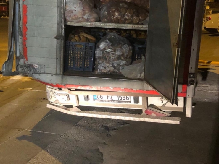 Ankara’da Otomobil Kamyonete Arkadan Çarptı: 6 Yaralı