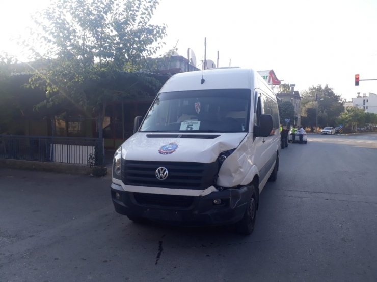 Antalya’da Motosiklet Kazası: 2 Yaralı