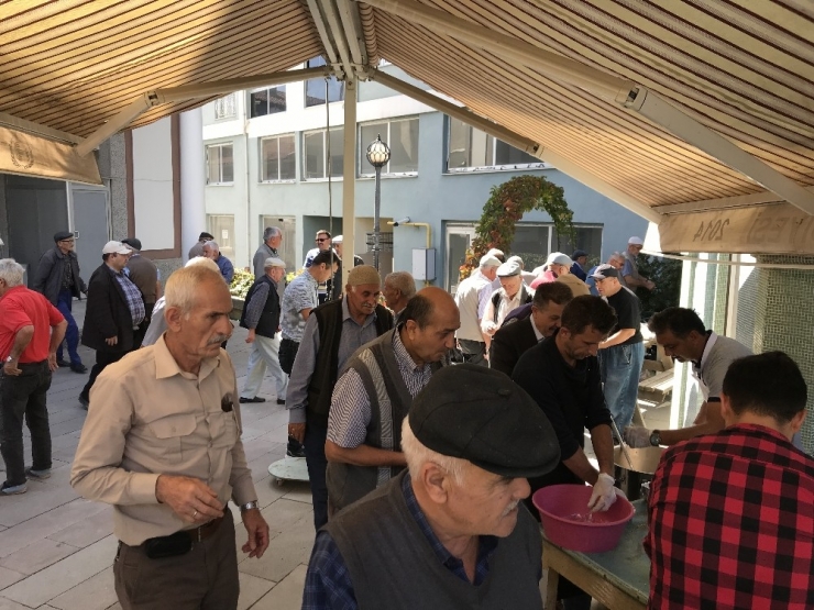 Mahalle Sakinlerinden Aşure İkramı