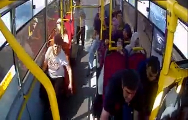 Avcılar’da 5 Kişinin Yaralandığı Kaza Anı Otobüs Kamerasında