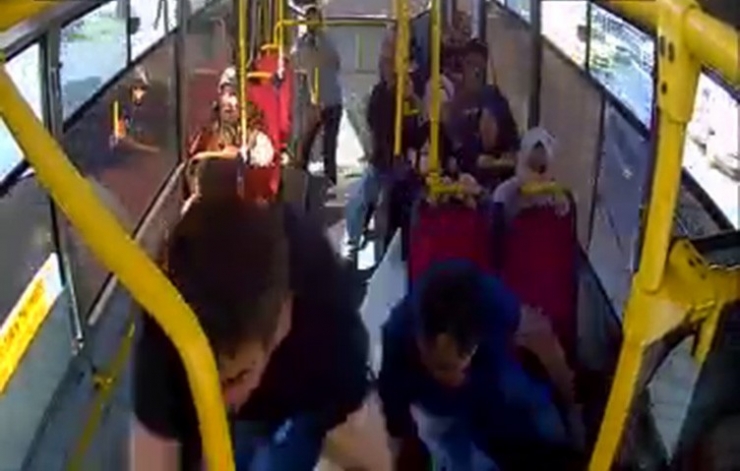 Avcılar’da 5 Kişinin Yaralandığı Kaza Anı Otobüs Kamerasında