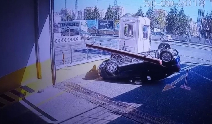 Kadın Sürücü Fren Yerine Gaza Basınca Takla Attı