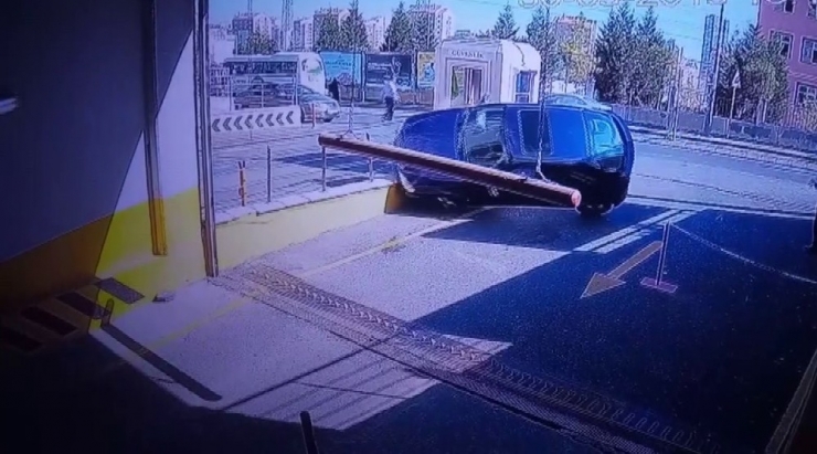 Kadın Sürücü Fren Yerine Gaza Basınca Takla Attı