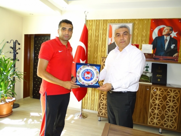 Başkan Çalışkan, Şampiyon Milli Sporcuları Ödüllendirdi