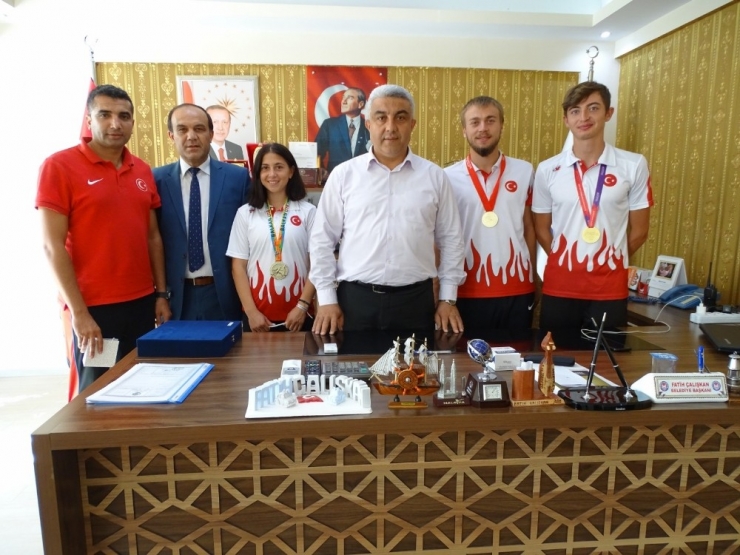 Başkan Çalışkan, Şampiyon Milli Sporcuları Ödüllendirdi