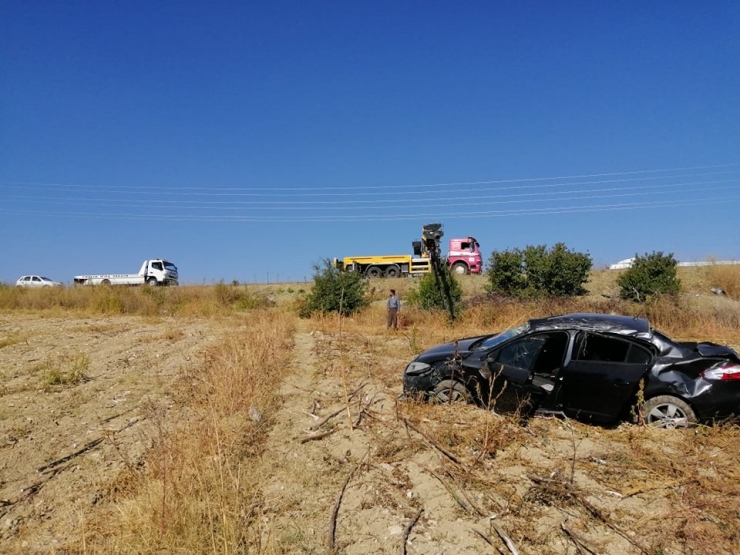 Otomobil Şarampole Uçtu: 2 Yaralı