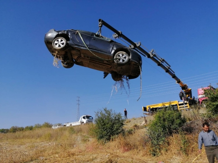 Otomobil Şarampole Uçtu: 2 Yaralı