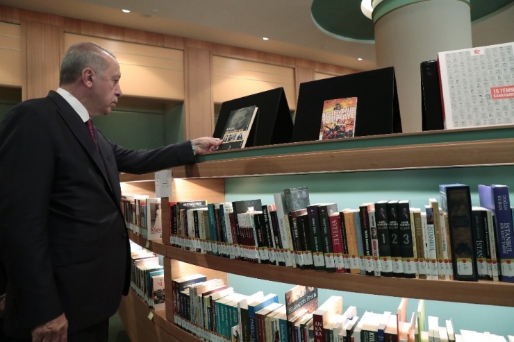 Cumhurbaşkanı Erdoğan Külliye Kütüphanesinde İncelemelerde Bulundu
