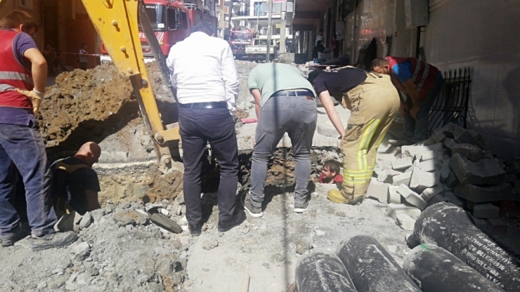 Esenyurt’ta Toprak Altında Kalan İşçi Kurtarıldı