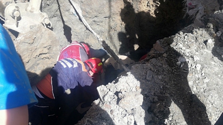 Esenyurt’ta Toprak Altında Kalan İşçi Kurtarıldı