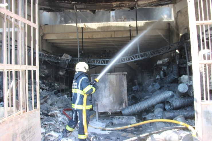Kaynak Makinesinden Sıçrayan Kıvılcım Yangın Çıkardı, İşçi Alevler Arasında Kaldı