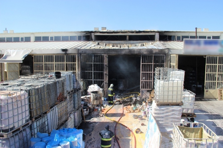 Kaynak Makinesinden Sıçrayan Kıvılcım Yangın Çıkardı, İşçi Alevler Arasında Kaldı