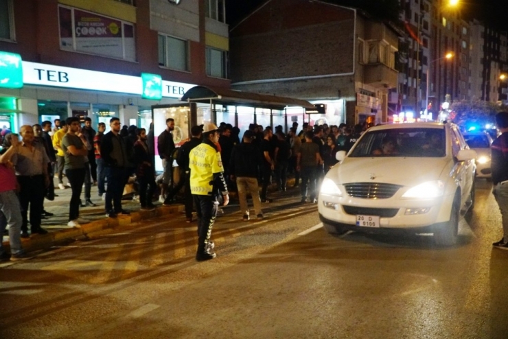 Tramvayın Çarptığı Genç Yaralandı