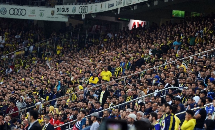 Taraftar Bekledi, Takım Gelmedi