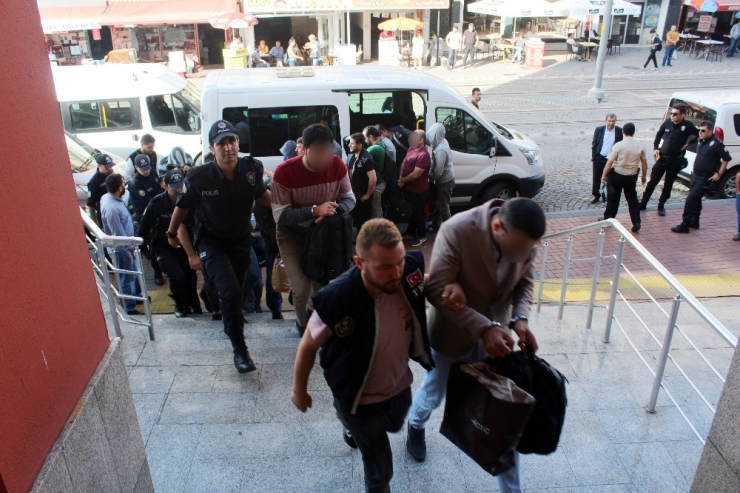 Fetö’den Gözaltına Alınan 13 Tübitak Çalışanı Adliyeye Sevk Edildi