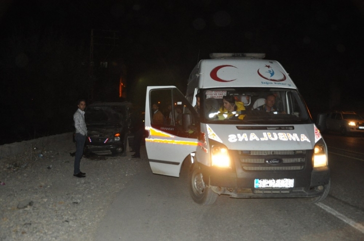 Karşıdan Gelen Araca Çarpmamak İçin Duvara Çarptı