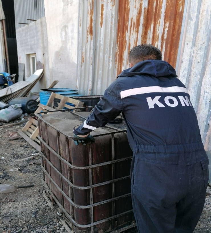 İzmir’de 5 Ton Kaçak Akaryakıta El Konuldu