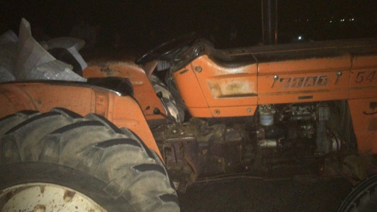 Hafif Ticari Araç Traktöre Çarptı: 3 Yaralı