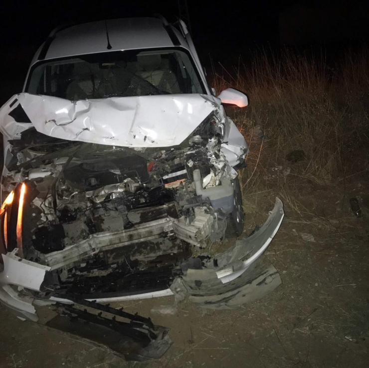 Hafif Ticari Araç Traktöre Çarptı: 3 Yaralı