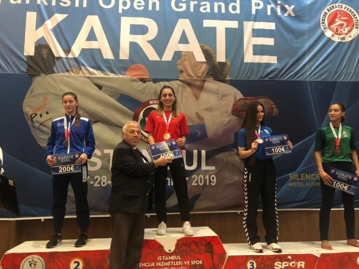 Kağıtsporlu Sporcular Karate Turnuvasında Madalyaları Topladı