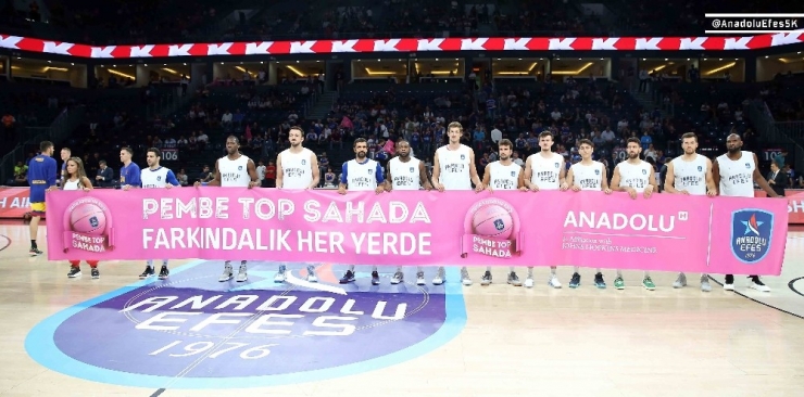 Anadolu Efes - Barcelona Maçında ’Pembe Top’