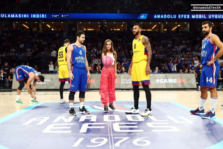Anadolu Efes - Barcelona Maçında ’Pembe Top’