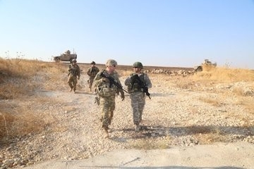 Msb: "Suriye’de Fırat’ın Doğusunda Güvenli Bölge Tesisi Kapsamında Üçüncü Birleşik Kara Devriyesi Tsk Ve Abd Personeli, Kara Araçları Ve İha’ların İştirakiyle Telabyad’ın Doğusunda Başladı."