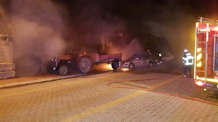 Park Halindeki Traktöre Çarpan Araç Alev Alev Yandı