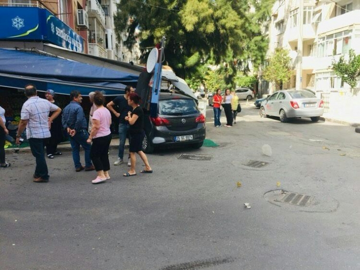 İzmir’de Otomobil Manav Tezgahına Daldı, Faciadan Dönüldü