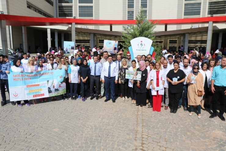 Sağlıkçılar Dünya Yürüyüş Gününde Yürüdü