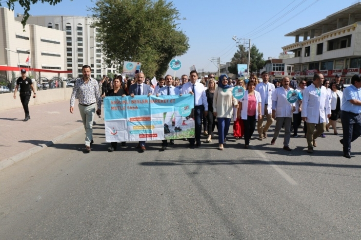 Sağlıkçılar Dünya Yürüyüş Gününde Yürüdü