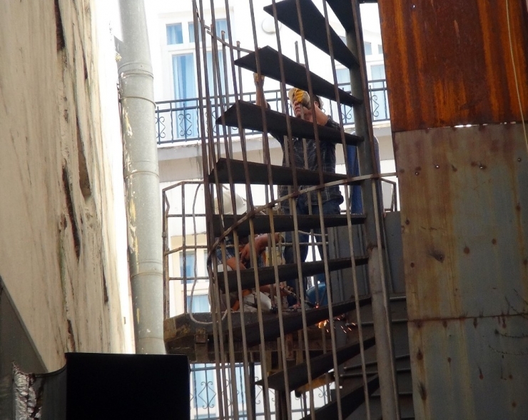 Beyoğu’nda Çökme Riskiyle Boşaltılan Binanın Yangın Merdiveni Söküldü