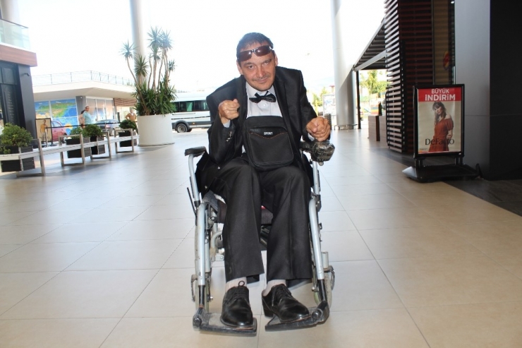 Sözünü Tuttu, Mendil Paralarını Kimsesiz Çocuklara Bağışladı