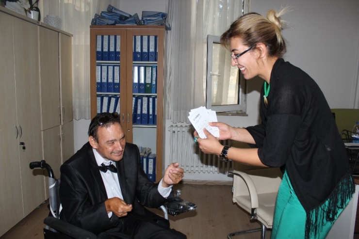 Sözünü Tuttu, Mendil Paralarını Kimsesiz Çocuklara Bağışladı