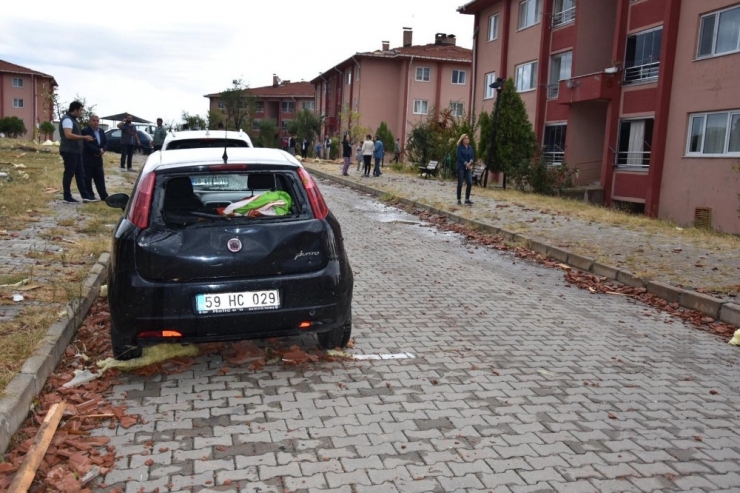 Fırtına Apartman Çatısını Uçurdu