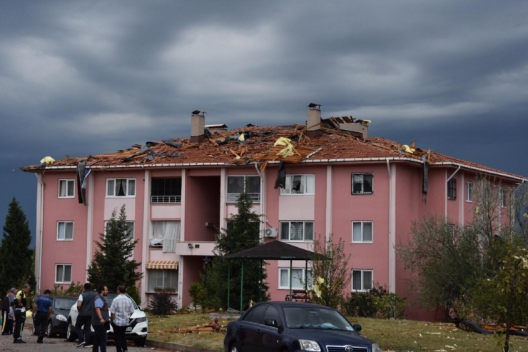 Fırtına Apartman Çatısını Uçurdu