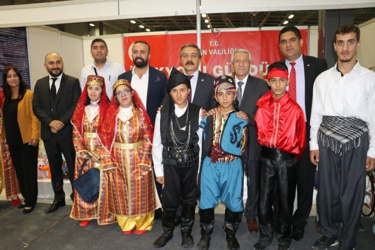 Van’da ‘2. Yöresel Ürünler Ve Hediyelik Eşya Fuarı’ Açıldı