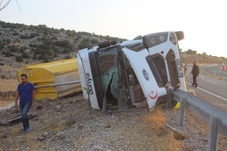 Yavuzeli’nde Kum Yüklü Kamyon Devrildi: 1 Yaralı