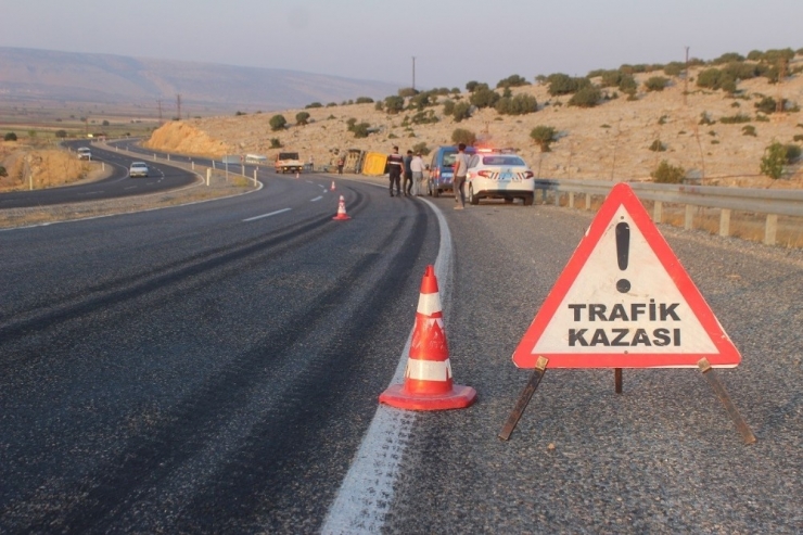Yavuzeli’nde Kum Yüklü Kamyon Devrildi: 1 Yaralı