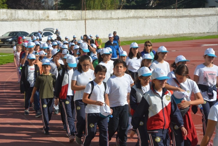 Isparta’da ’Koş, Yürü, Oyna, Sağlıklı Yaşa’ Temalı Dünya Yürüyüş Günü Etkinliği