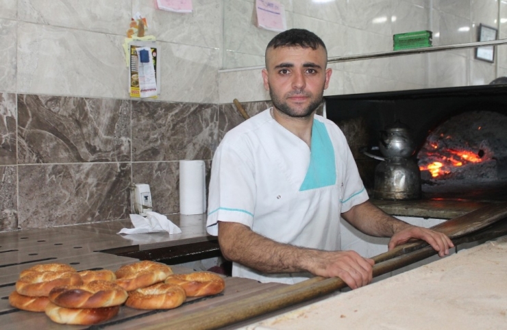 Sabah Hamur Açtığı Ellerle Akşam Kum Torbası Dövüyor!