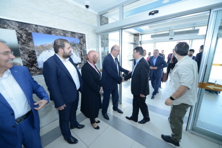 Van’da Ak Parti Yeni İlçe Başkanlarına Görkemli Karşılama