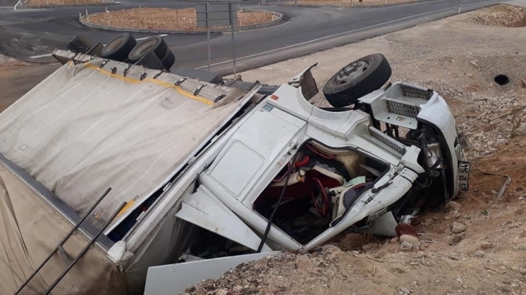 Antalya’da Nar Yüklü Kamyon Devrildi: 3 Ölü