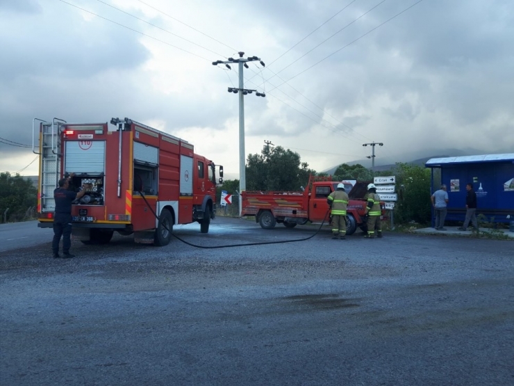 Seyir Halinde Alev Alan Kamyonete Jandarmadan Müdahale