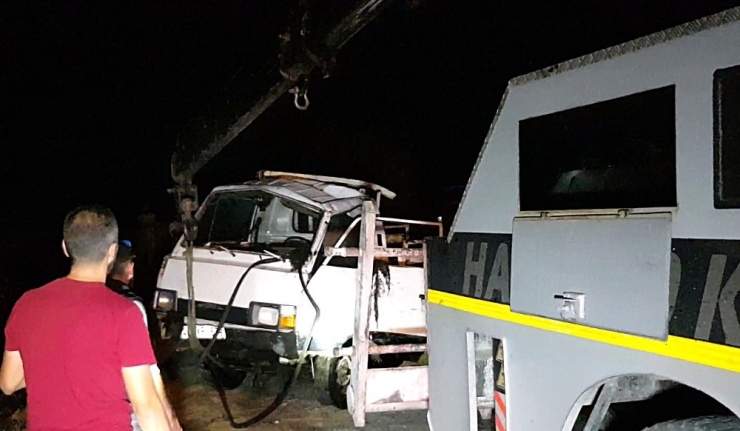 Kamyonet Çaya Uçtu, Sürücü Bulunamadı