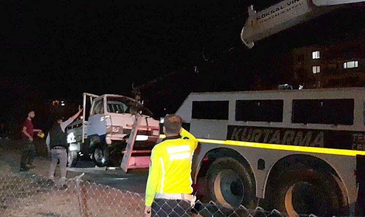 Kamyonet Çaya Uçtu, Sürücü Bulunamadı